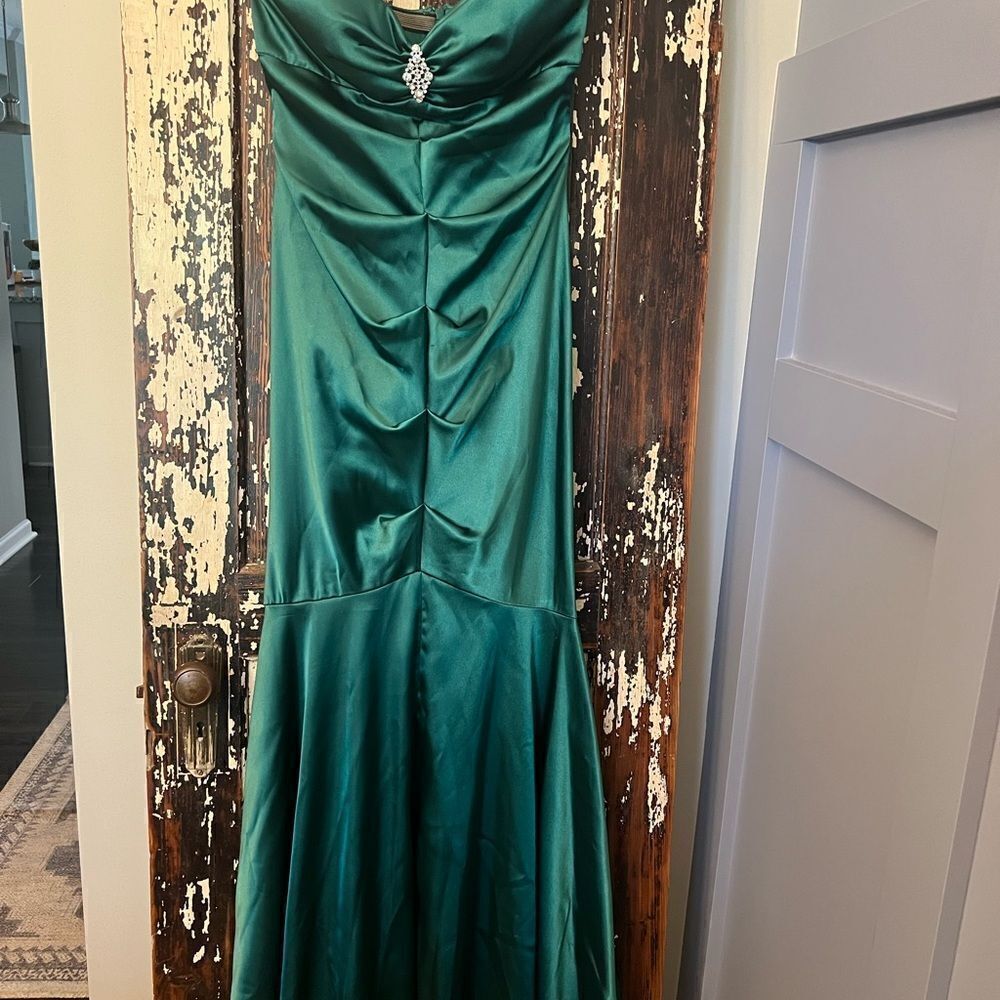 Vintage Xscape NWT Camille La Vie Green Draped evening Dress. Size 8 petite